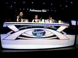 Simbol “All Seeing Eye” di acara Indonesian Idol yang ditayangkan oleh RCTI.