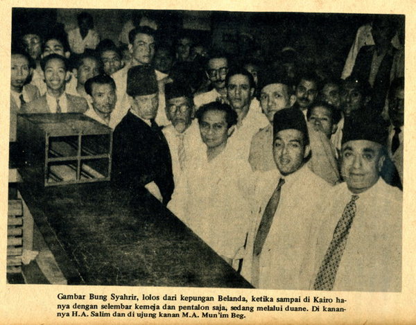Kemerdekaan-Indonesia-Sutan-Syahrir-berhasil-meloloskan-diri-dari-kepungan-Belanda-dan-berhasil-masuk-Kairo-Mesir-di-sampingnya-tampak-H-Agus-Salim-