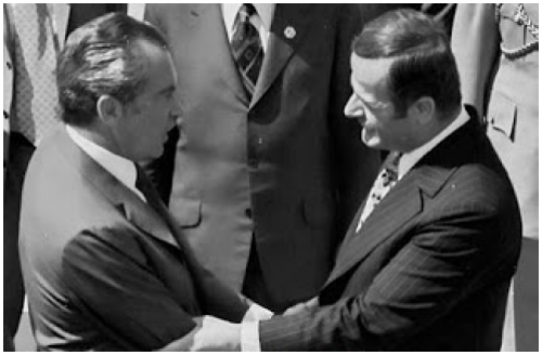 Presiden Amerika, Nixon berjabat tangan dengan Presiden Suriah, Hafez Assad (Bapaknya Basyar Asad) pada tahun 1974